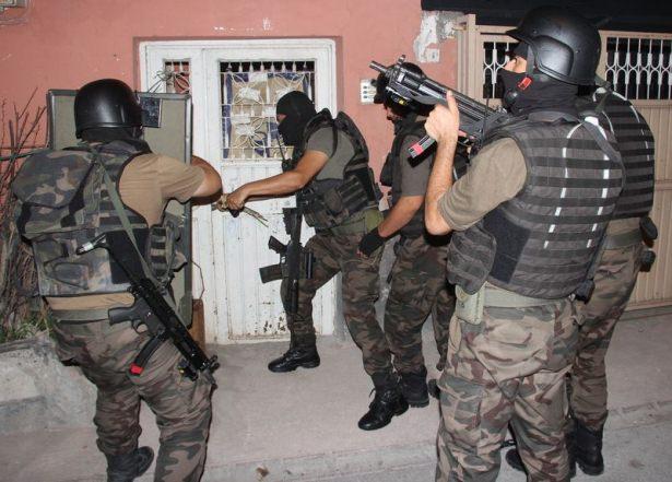 <p>Şahıslardan mahkemeye sevk edilen 14 kişiden 8’i tutuklanarak cezaevine gönderilmiş, 6’sı adli kontrol şartıyla serbest bırakılmıştı.<br />
Bugünkü operasyonda gözaltına alınan 4 kişinin sorgusu başladı.</p>