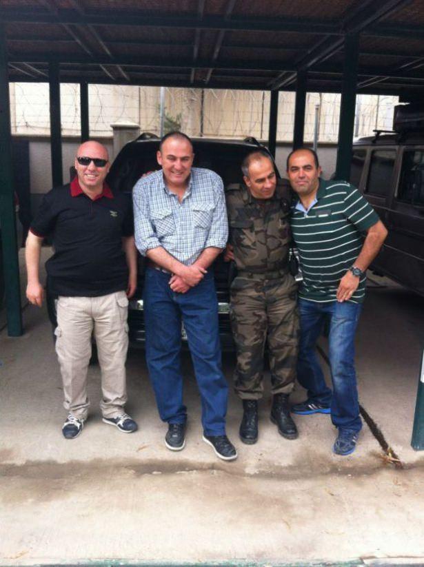 <p>Musul Başkonsolosluğu'nu korumakla görevli Özel Harekat polislerinin arasında Trabzon Emniyet Müdürlüğü Özel Harekat Şubesi'nde 3 yıldır görev yapan ve aslen Gümüşhaneli olan, 3 aylık geçici görevle Musul'a gönderilen evli ve 2 çocuk babası Zafer Yıldız da bulunuyor.</p>
