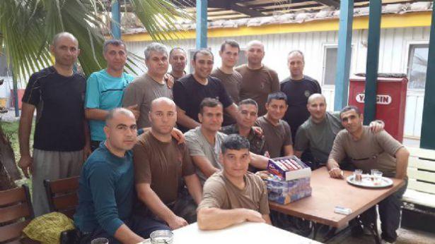 <p>Fotoğrafta Özel Harekat polislerinin konsolosluğun bahçesinde bir arada vakit geçirdikleri de görülüyor.</p>