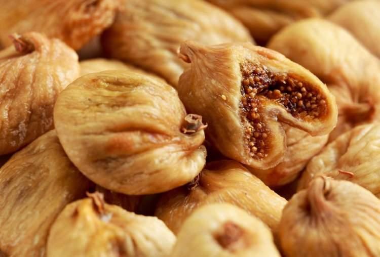 <p> 1-2 adet kurutuşmuş inciri 2 çay kaşığı balla birlikte sıcak suda karıştırıp çay gibi için.</p>
