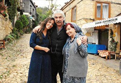 <p>Show Tv'nin eski dizisi Karadağlar'da Erdal Özyağcılar eşi Güzin Hanım ve kızı Zeynep ile birlikte... </p>
