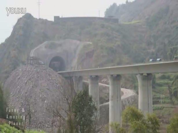 <p>Çin’in kuzeydoğusunda yer alan Jilin eyaletinin Hunchun şehrinde inşaat halindeki hızlı tren yolunda köprü inşaatı bakın nasıl gerçekleşiyor.</p>

<p> </p>
