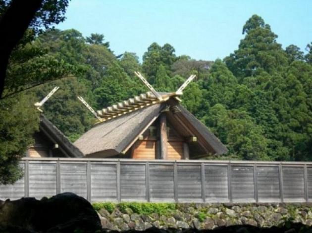 9) Japonya'daki The Ise Grand Shrine (Büyük İsa Mabedi) Japonya'daki en kutsal türbedir. Güneş tanrıçası Amaterasu'ya adanmıştır ve MÖ 4. yüzyıldan bu yana varlığını sürdürmektedir.