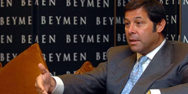 <p>Avcılıktan çapulculuğa - 'Çevreciyim' diyerek Taksim Gezi Parkı'nda 'Ne sağcıyım, ne solcuyum ben de çapulcuyum' yazılı pankartla eylemcilere destek pozu veren Cem Boyner'in av meraklısı olduğu da ortaya çıktı. Boyner, bir yıl önce verdiği bir röportajda doğada hayvanları nasıl öldürdüğünü övünerek anlatıyordu. 17 yaşından bu yana avcı olduğunu dile getiren Cem Boyner, bir av anısını da şöyle anlatıyor; 'Afrika'nın Miombo ormanında 40 metre yakınımızdaki bufaloya ateş ettim. Kurşun omuzundan kalbine girdi. Üzerimize yöneldi. Tekrar tekrar kalbine ateş ettim.'</p>