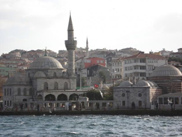 Bu sözü unutmayan Şemsi Paşa, cami yaptıracağı zaman Mimar Sinan'a, "Bana öyle bir cami yap ki üzerine kuşlar pislemesin." demiş. Mimar Sinan da uzun bir araştırmadan sonra kuzey-güney rüzgârlarının kesiştiği noktayı bulmuş ve camiyi oraya inşa etmiş. Bu yüzden cami 'Kuşkonmaz' adıyla da anılıyor.