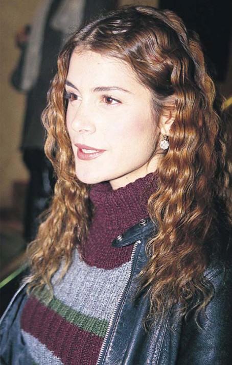 <p>Yasemin Kozanoğlu da ünlü bir yazarın torunu.</p>
