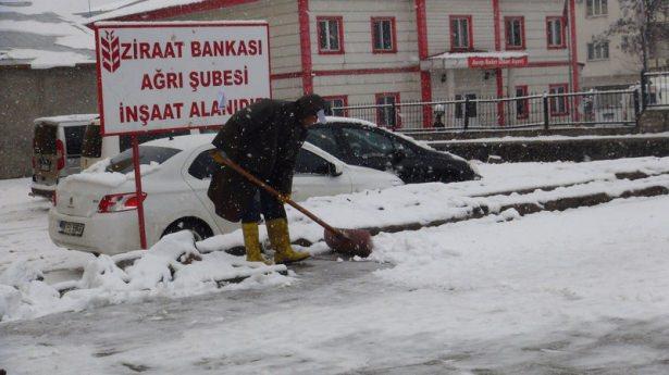 <p>Hakkari, Bitlis ve Ağrı'da sabah erken saatlerde başlayan kar yağışı devam ediyor.</p>

<p> </p>
