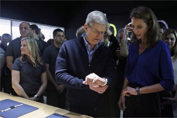 <p>Apple Watch’u başkalarıyla iletişime geçmek için devrimsel bir ürün olarak tanımlayan şirketin CEO'su Tim Cook, Apple Watch kullanıcılarının iPhone'larına gelen aramaları dahili mikrofon ve hoparlör sayesinde Apple Watch ile cevaplayabileceklerini açıkladı.</p>

<p> </p>

