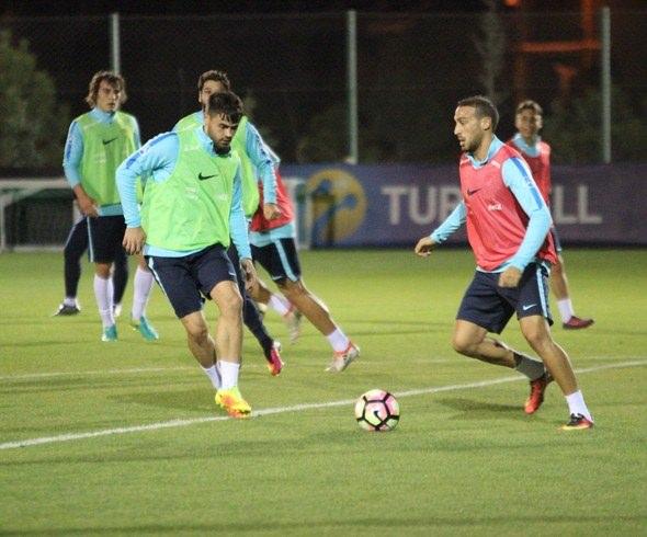 <p>Türkiye Futbol Direktörü Fatih Terim yönetiminde, Konyaspor Kayacık Tesisleri'nde gerçekleştirilen antrenmana, izinli olan Caner Erkin, Hakan Çalhanoğlu ve Yunus Mallı katılmadı.</p>