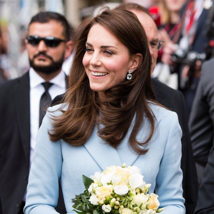 <p>En şık ve zarif kadınların başında gelen Kate Middleton, tercih ettiği kıyafetlerin yanı sıra kullandığı renklerle de oldukça dikkat çekiyor. </p>
