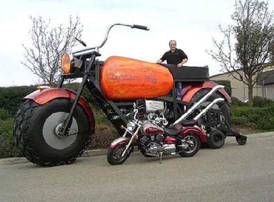 En büyük motosiklet İngiliz Greg Dunham, yaklaşık 300 bin dolar harcayarak dünyanın en büyük motosikletini yapmayı başardı.