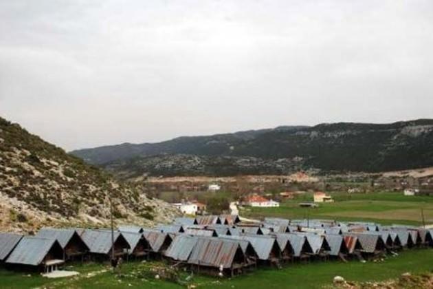 <p><strong>Kaş'taki Bezirgan Köyü-</strong> Bir zamanlar kendine has havasıyla çekici bir balıkçı köyü olan Antalya yakınlarındaki Kalkan bugün kocaman bir tatil köyüne dönüştü. Her ne kadar kasabanın eski merkezi çekiciliğini koruyorsa da Kalkan artık sakin vakit geçirmek isteyenlere uygun bir yer değil. Bezirgan ise Kalkan′′ın parlak ışıklarından ve kalabalık sokaklarından çok farklı bir yer. Köyün yıkık dökük evlerine, yemyeşil tarlalarına ve sessiz sokaklarının etrafı ormanlarla kaplı dağlarla çevrili.</p>