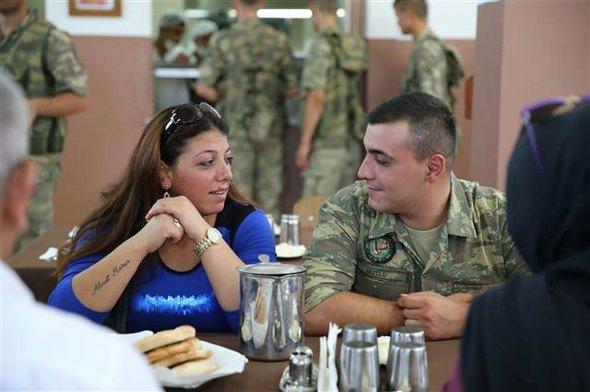 <p>Annesini ve yakınlarını bayramda görmekten dolayı çok sevinçli olduğunu dile getiren Mutlu, kendisine bu imkanı sağlayanlara teşekkür etti.</p>