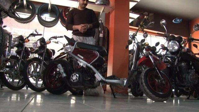 <p>Yadigâr ismini verdikleri motosikletin firmalarının maskotu olduğunu ve farklı illerden sırf motosikleti görmek ve test etmek için gelen motosiklet tutkunlarının olduğunu aktaran Sürme, "Motosikletimizin şu an da bir ismi yok ancak kendi aramızda yadigar ismini verdik. Firmamızın maskotu oldu.</p>
<p> </p>