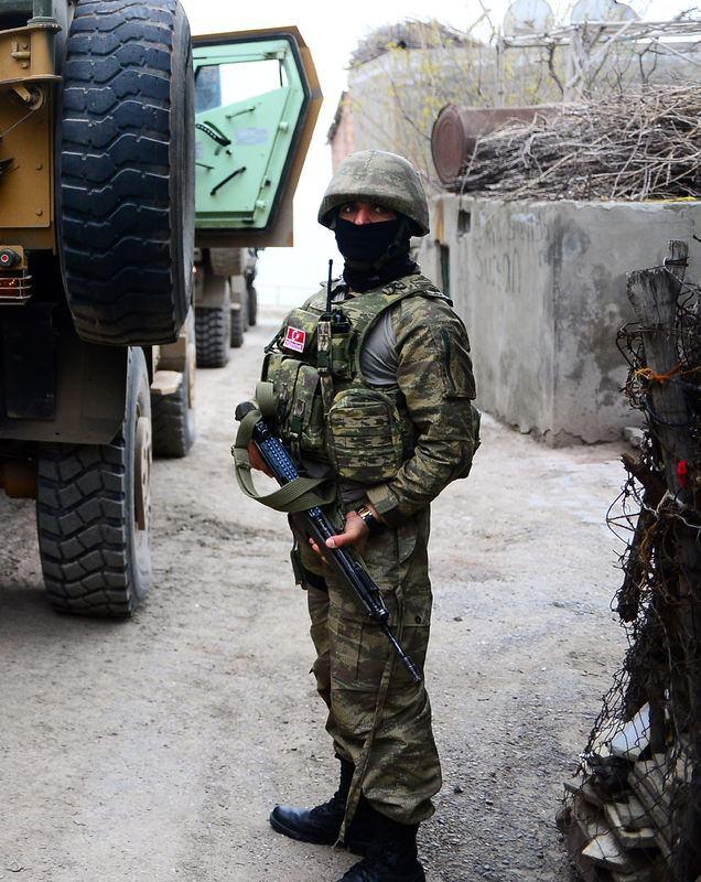 <p>Teröristlerin vatandaşa uyguladığı baskının operasyonların başlamasıyla son bulduğunu aktaran ev hanımı K.T ise "Çok şükür askerimiz bize destek oluyor. Onların sayesinde buradayız. Terörü lanetliyoruz. Operasyon sayesinde kendimizi güvende hissettiğimiz için evimizi terk etmedik." ifadesini kullandı.</p>

<p> </p>
