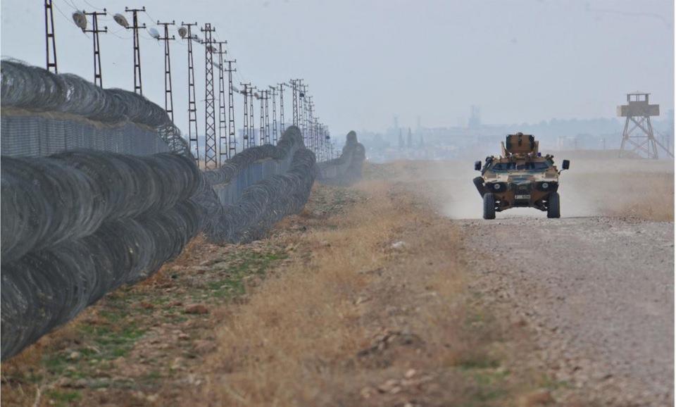 <p> Güçlü bir engel sistemine dayanan proje, personel tasarrufu sağlayacak şekilde teknoloji ağırlıklı olarak hazırlandı. Projenin daha da geliştirilmesine ilişkin çalışmalar, Milli Savunma Bakanlığı koordinasyonunda sürdürülüyor. 911 kilometre uzunluğundaki Suriye hududunun 90 kilometresini Asi ve Dicle nehirleri oluşturuyor.</p>