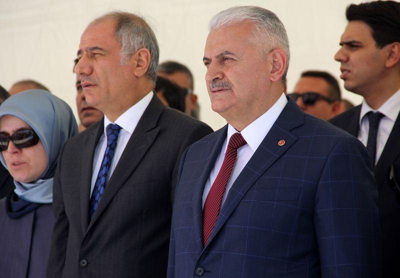 <p><strong>KENDİSİ İLE DALGA GEÇİYOR</strong></p>
<p>Yıldırım’ın en önemli özelliklerinden biri de, sık sık etrafını kırıp geçirdiği esprilerini yaparken, arada kendisi ile dalga geçme meziyetine sahip olması. Bakanlığı sırasında Büyükelçiler Konferansı’nda kendisi ile ilgili anlattığı bir anekdot, Ahmet Davutoğlu’nu kırdı geçirdi: "Karsta çağrı merkezi açıyordum. Dediler ki bana, çağrılardan birini bir de siz karşılayın. Aldım telefonu elime. Vatandaşın biri telefonda bana soru yöneltti. Ben de sorusunu cevapladım. Şunu yaparsanız bu oluyor, bunu yaparsanız şu oluyor diye. anlattım, anlattım. Adam, ‘Kardeşim, senden başka bir adam bulamadılar mı, yokuşu sarmış kamyon gibi konuşan bir adamsın’ dedi…”</p>
