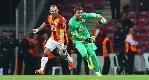 <p><strong>UÇAKTAN İNER OYNAR</strong><br />
<br />
Muslera uçaktan iner oynar. Enteresan bir profesyonel. Serdar Aziz ile başlamaz. Uzun süredir oynamıyor. Kesin oynamayacaktır.</p>