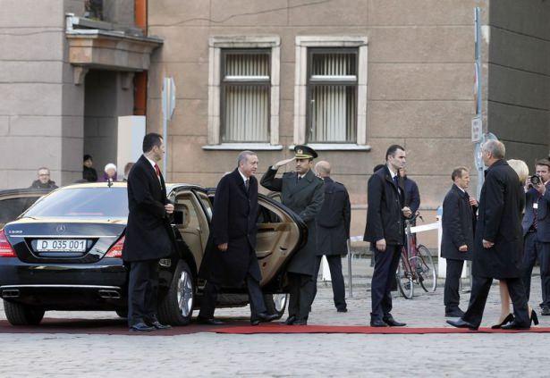 <p>Cumhurbaşkanı Erdoğan, Belediye Meydanı'nda yer alan ve Cumhurbaşkanlığı geçici ikametgahı olarak kullanılan tarihi "House of Blackheads" binasına gelişlerinde, Letonya Cumhurbaşkanı Andris Berzins tarafından karşılandı.</p>

