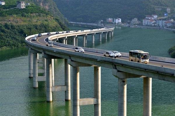 <p>Bunun tek nedeni ise yol yapımında tek bir ağacın kesilmek istenmemesi... </p>
<p> </p>