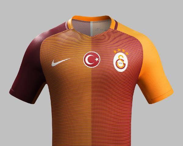 <p>Galatasaray'ın 2016-17 sezonuna ait yeni iç saha forması takımın sarı-kırmızı renklerinin göz alıcı ve cesur birleşimine sahip. Yeni iç saha formasında sağda sarı ve solda kırmızı olmak üzere Galatasaray'ın klasik parçalı dikey renk blokları mevcut. Kollar ve omuzlarda ise sağda kırmızı, solda ise sarı renk ortaya güzel bir tezat çıkarıyor. Bu ikonik tasarım, kitin içerisinde enerji ve hız duygusu yaratan yeni bir çizgisel baskıya sahip. Arka tarafında sarı ve kırmızı bir şerit bulunan modern v-yakalı tişört, boyun şeridinin arkasında kulübün kuruluş yılı olan '1905' yazısını iftiharla taşıyor. </p>
