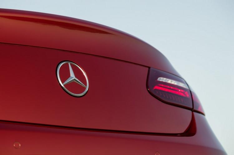 <p><span style="color:#FFA07A"><strong>Otorehberi -</strong></span> Mercedes Benz, daha önce yaptığı açıklamada, yeni E Serisi Coupe'yi bu ay içerisinde tanıtmayı planladığını açıklamıştı.</p>
