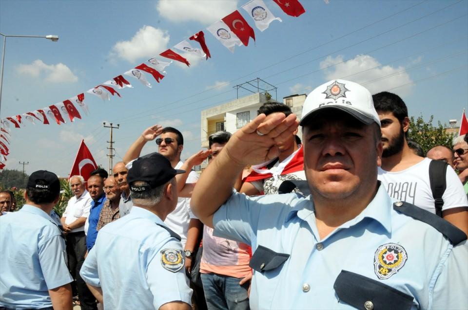 <p>Van'ın Çaldıran ilçesinin Tendürek Dağı bölgesinde güvenlik güçlerince yürütülen operasyonlarda, terör örgütü PKK militanları ile çıkan çatışmada şehit düşen Astsubay Üstçavuş Suat Petek'in (36) cenazesi, memleketi Osmaniye'nin Kadirli ilçesinde toprağa verildi. Törende, şehidin annesi Elif (sol 2) ve kardeşi Oğuzhan (sağ 2) Helvacı'yı yakınları teskin etmeye çalıştı.</p>