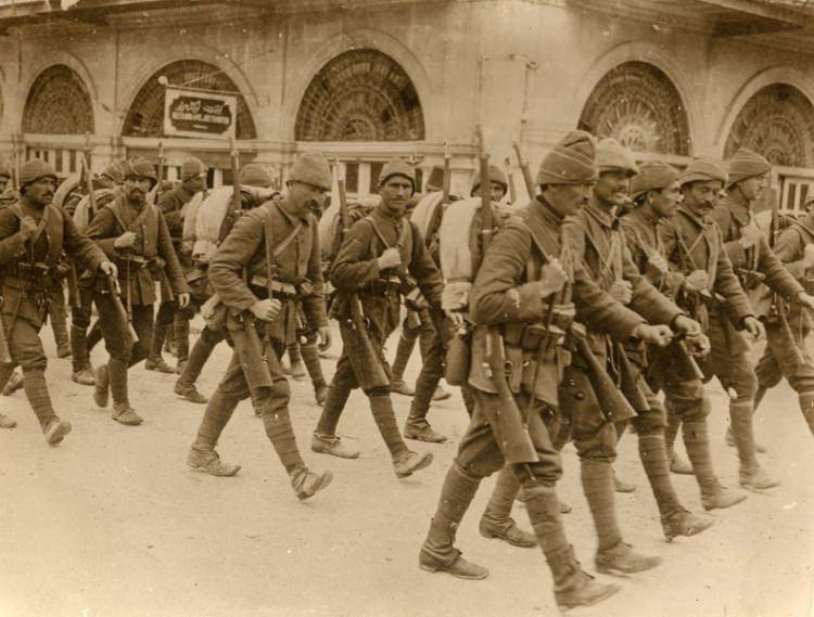 <p>Savaş sanunda, General Charles Townshen komutasındaki 13 bin 300 asker esir alındı.<br />
<br />
Bu da İngiliz birliklerin tamamı demek.</p>