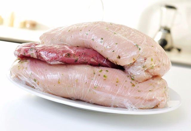 <p>Acil durumlarda soğuk su içinde ve suyu 30 dakikada bir değiştirerek çözdürme işlemini gerçekleştirebilirsiniz. Suyun değiştirilmesi gıdanın içinde bakterilerin üremesini yavaşlatır.</p>