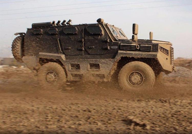<p>Türk Silahlı Kuvvetleri ve Emniyet Genel Müdürlüğü'nün ihtiyaçları doğrultusunda geliştirilen yeni zırhlı araç 'Hızır 4x4' test sürüşlerine devam ediyor. 'Hızır 4x4'ün test sürüşlerinin Mart ayında sona ermesi bekleniyor.</p>
