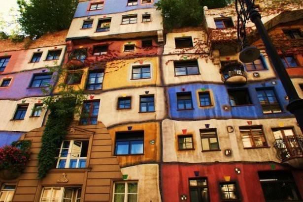<p>Dünyanın dört bir yanından derlenen renkli evlere hayran kalacaksınız. Üstelik listede Türkiye'den bir yer bulunuyor. İşte birbirinden harika özellikli ve renkli evler..<br />
<br />
Hundertwasser Evi, Viyana</p>
