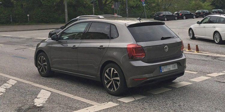 <p>Kaputun altında ise bir sürpriz beklenmiyor. Zira markadaki motor seçenekleri bir süre önce değişmişti. Kısaca değinmek gerekirse; 1.0 litrelik 3 silindirli atmosferik motorun 65 ve 75 PS'lik seçeneklerle yeni Polo'da kendine yer bulması muhtemel. Öte yandan turbo versiyonda bu güç oranları 95 ve 115 PS'ye çıkıyor.<br />
<br />
Yine de dizel cephesinde, markanın yeni geliştirdiği 1.5 litrelik motoru görebiliriz.</p>
