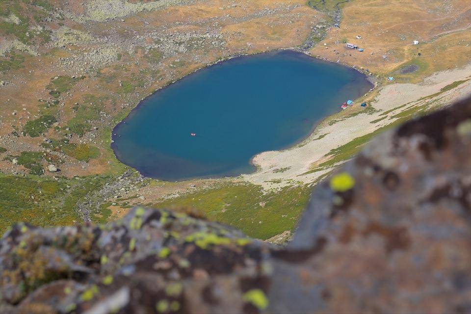 <p>Üzengili köyü Haldizen Yaylası'ndaki Aygır Gölü'ne gelen Mehmet Uçan, AA muhabirine yaptığı açıklamada, tatili de fırsat bilerek ailesiyle doğayla başbaşa kalmak, gürültüden uzak bir gün geçirmek istediklerini söyledi. </p>