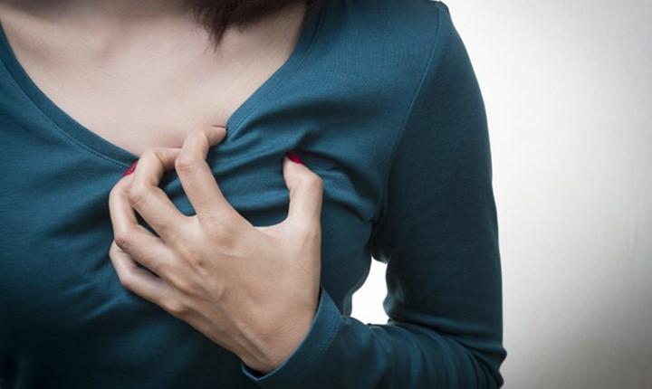 <p>Göğüs ağrısı, sol kolda, sol omuzda, sırtta ve göğüste hissedilen baskı ile içten yanma, ağrı, çarpıntı, nefes darlığı ve aşırı terleme kalp krizi nedenlerinin başında gelir.Prof. Dr. Ali Metin Esen, sessiz kalp hastalığında dikkat edilmesi gerekenleri anlattı.</p>
