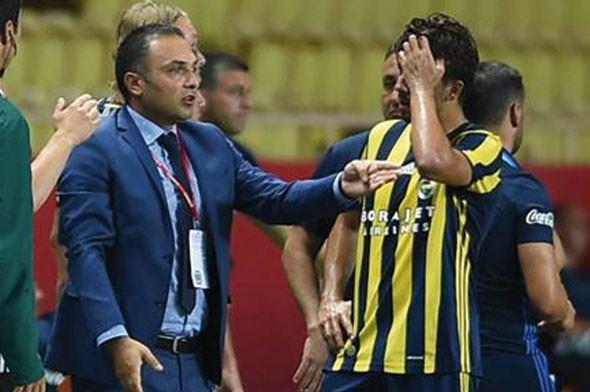 <p>Konuşmanın ardından telefonu kapatan Çetinkaya, oyunun durduğu anda hemen Ozan Tufan ve Salih Uçan'ın yanına giderek sert bir şekilde başkanın talimatlarını iletti.</p>
