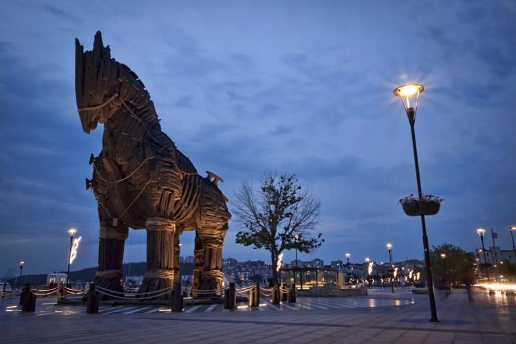 <p><strong>8. Çanakkale</strong></p>
<p>Tarihi Gelibolu Yarımadası, Truva Antik kenti ve merkezi ile gezilecek yerlerin başında gelir.</p>
