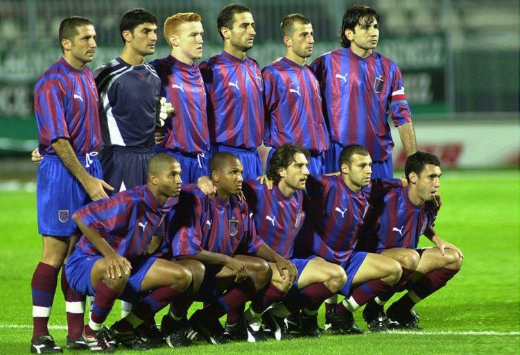 <p>TRABZONSPOR 2001-2002</p>
<p>Soldan sağa</p>
<p><strong>Ayaktakiler:</strong> Macit Güven, Metin Aktaş, Hans Somers, Cem Beceren, Mehmet Kahriman, Osman Özköylü.</p>
<p><strong>Oturanlar:</strong> Da Silva, Marco Aurelio, Erman Özgür, Gökdeniz Karadeniz, Jarro.</p>