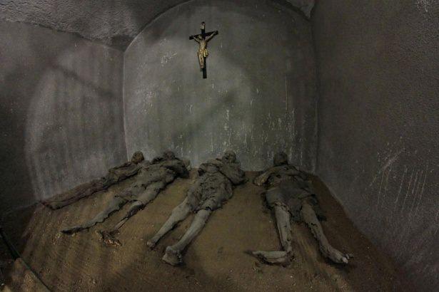 <p>Brno kentindeki sıradışı mahzenmezar turistlerin b&uuml;y&uuml;k ilgisini &ccedil;ekiyor.</p>
