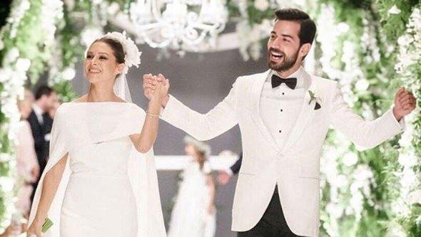 <p>Pia Hakko (Cem Hakko’nun kızı): Londra’da Central St. Martin’s Üniversitesi’nde moda tasarımı dalında eğitim alıyor.</p>

<p>Okulun yıllık ortalama fiyatı: <strong>15.000 GBP (Sterlin)</strong></p>

<p><strong>Kaynak:</strong> Bilgilersitesi</p>
