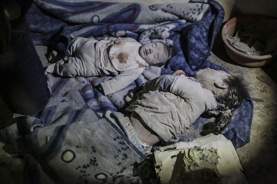 <p><strong>Rus saldırılarında ölen çocuklar</strong><br />
<br />
Rus uçaklarının Halep'te muhaliflerin kontrolündeki Kantrancı mahallesinde yerleşim yerine düzenlediği hava saldırısında 10 kişi yaşamını yitirdi. Saldırı sonrası yapılan enkaz çalışması sırasında 3 aylık Hamza Abdullah (sol) ve 6 yaşındaki kız kardeşi Hamsa Abdullah'ın (sağ) cansız bedenlerine ulaşıldı.<br />
<br />
<strong>Beha El-Halebi  </strong></p>
