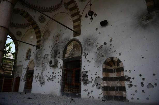 <p>Diyarbakır'ın Sur ilçesindeki operasyonda, teröristlerin Kurşunlu Cami ile aralarında Diyarbakır Ermeni Katolik Kilisesi'nin de bulunduğu bazı kiliseleri "örgüt merkezi" gibi kullandığı ortaya çıktı.</p>
<p> </p>