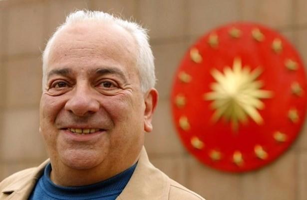 <p>Tiyatro ve sinema sanatçısı Zeki Alasya (72), karaciğer hastalığı sebebiyle tedavi gördüğü hastanede 8 Mayıs 2015'de vefat etti.</p>

<p> </p>
