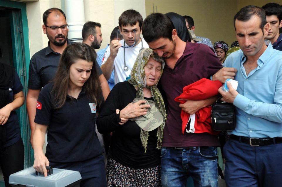 <p>Van'ın Çaldıran ilçesinin Tendürek Dağı bölgesinde güvenlik güçlerince yürütülen operasyonlarda, terör örgütü PKK militanları ile çıkan çatışmada şehit düşen Astsubay Üstçavuş Suat Petek'in (36) cenazesi, memleketi Osmaniye'nin Kadirli ilçesinde toprağa verildi. Törende, şehidin annesi Elif (sol 2) ve kardeşi Oğuzhan (sağ 2) Helvacı'yı yakınları teskin etmeye çalıştı.</p>
