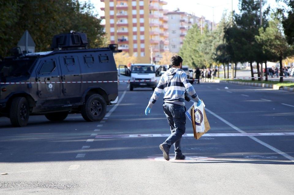 <p>Polis ekiplerince, yol trafiğe kapatılarak, çevrede güvenlik önlemi alındı. Kamyonette yapılan ilk incelemenin ardından olay yerine bomba imha ekibi ve çok sayıda polis sevk edildi.</p>
<p> </p>