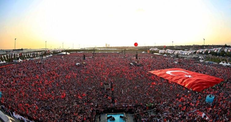 <p>Türkiye, bugün tarihin en büyük mitinglerinden birine tanıklık ediyor.<a href="http://www.takvim.com.tr/multimedya/galeri/turkiye/demokrasi-ve-sehitler-mitingine-katilacak-unlu-isimler">.</a></p>
