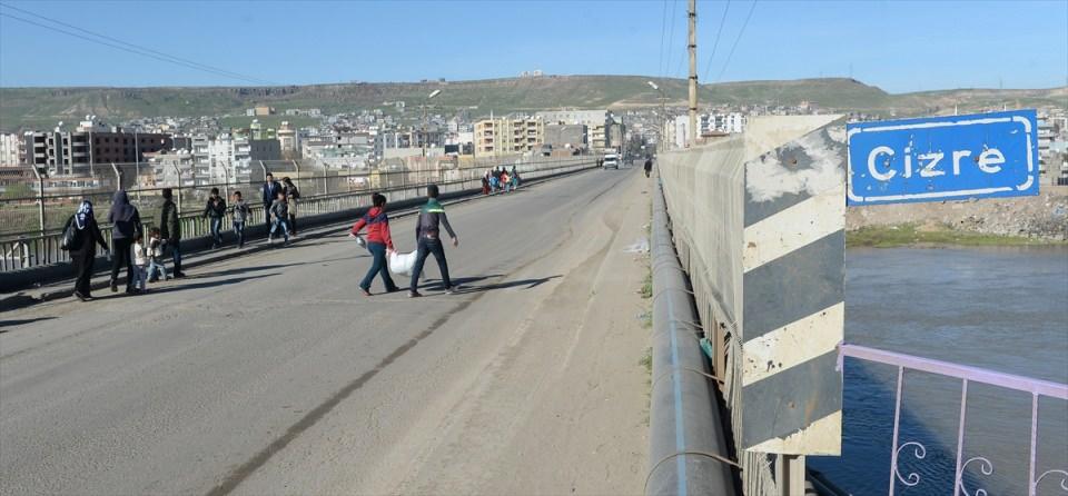<p>Cizre'de TSK ve emniyet unsurlarınca 14 Aralık 2015'te başlatılan ve 2. Ordu Komutanı Orgeneral Adem Huduti tarafından yönetilen "Şehit Jandarma Astsubay Kıdemli Çavuş Burak Demirci Operasyonu"nun 59. gününde ilçenin teröristlerden temizlenmesi, kazılan çukurların kapatılması, bariyerlerin kaldırılması, tuzaklanmış patlayıcıların imha edilmesi ve bugün 05.00 itibariyle sokağa çıkma yasağının belirli saatlerde kaldırılmasının ardından, ilçeyi terk eden vatandaşlar evlerine dönmeye başladı.</p>
