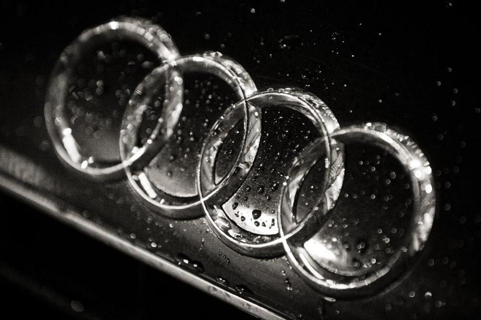 <p><strong>Audi</strong></p>

<p>Amblemdeki dört yüzük araba birliği için bir araya gelip ittifak kuran dört firmayı simgeliyor. Audi ismi, firmanın eski yöneticilerinden olan mühendis August Horch tarafından verildi.</p>
