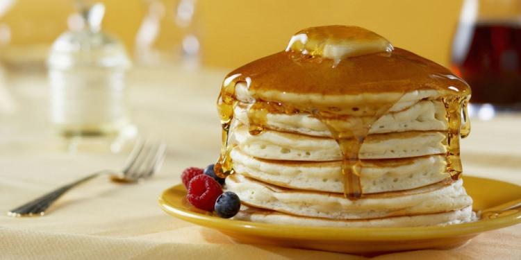 <p><strong>7- PANCAKE</strong></p>

<p>1 çay bardağı süt, 1 yumurta, 1 tatlı kaşığı toz şekeri çırpma teliyle karıştırın, 1 çay bardağı unu ekleyip tekrar karıştırın. Kepçe ile önceden ısınmış tavaya dökün</p>
