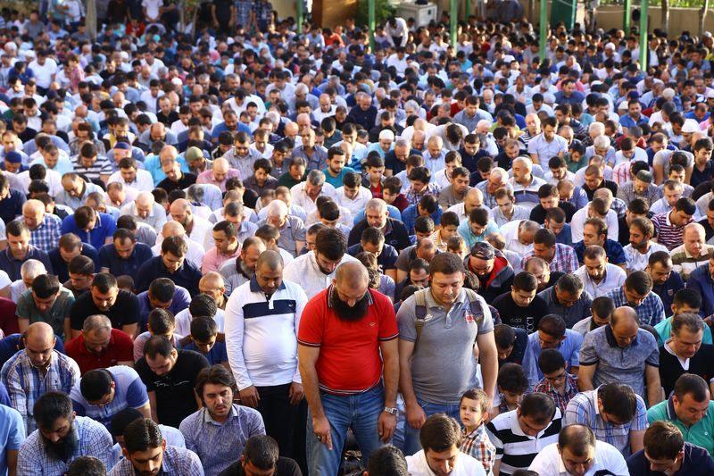 <p>Azerbaycan'ın başkenti Bakü'de, vatandaşlar bayram namazı kılmak için camilere akın etti. </p>
