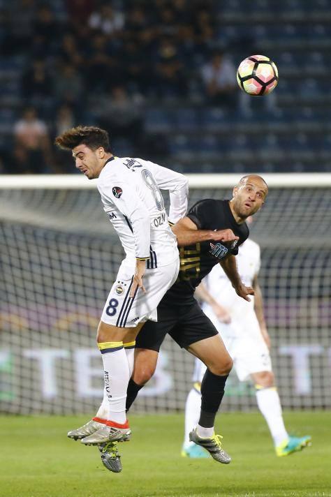 <p><strong>SALİH KADRODA DÜŞÜNÜLMÜYOR</strong></p>

<p>1 tane forvet arkası bulamadılar. 4-2-3-1 oynamak isteseler kadroda hiç yok. Sadece Salih var. Onu da kadroda düşünmüyorsun. Türkiye Ligi ile Avrupa Ligi aynı futbolu oynamıyor.</p>
